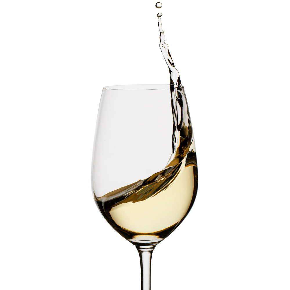 Ein elegantes Weinglas mit spritzigem Weißwein, der durch Bewegung im Glas schimmert – Symbol für die Weißweinkollektion bei mosel-schaetze.